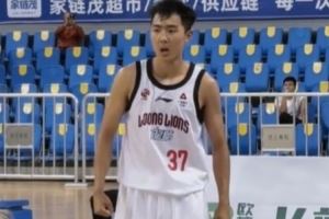 全力以赴!逄砚钧的强硬球风奠定了广州龙狮攻防两端的底气💪